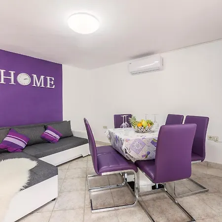 Appartement Gorgeous In With Kitchen